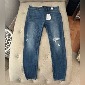 NWT Judy Blue skinny fit pull on jeans. Light wash, distressed. Size 15/32